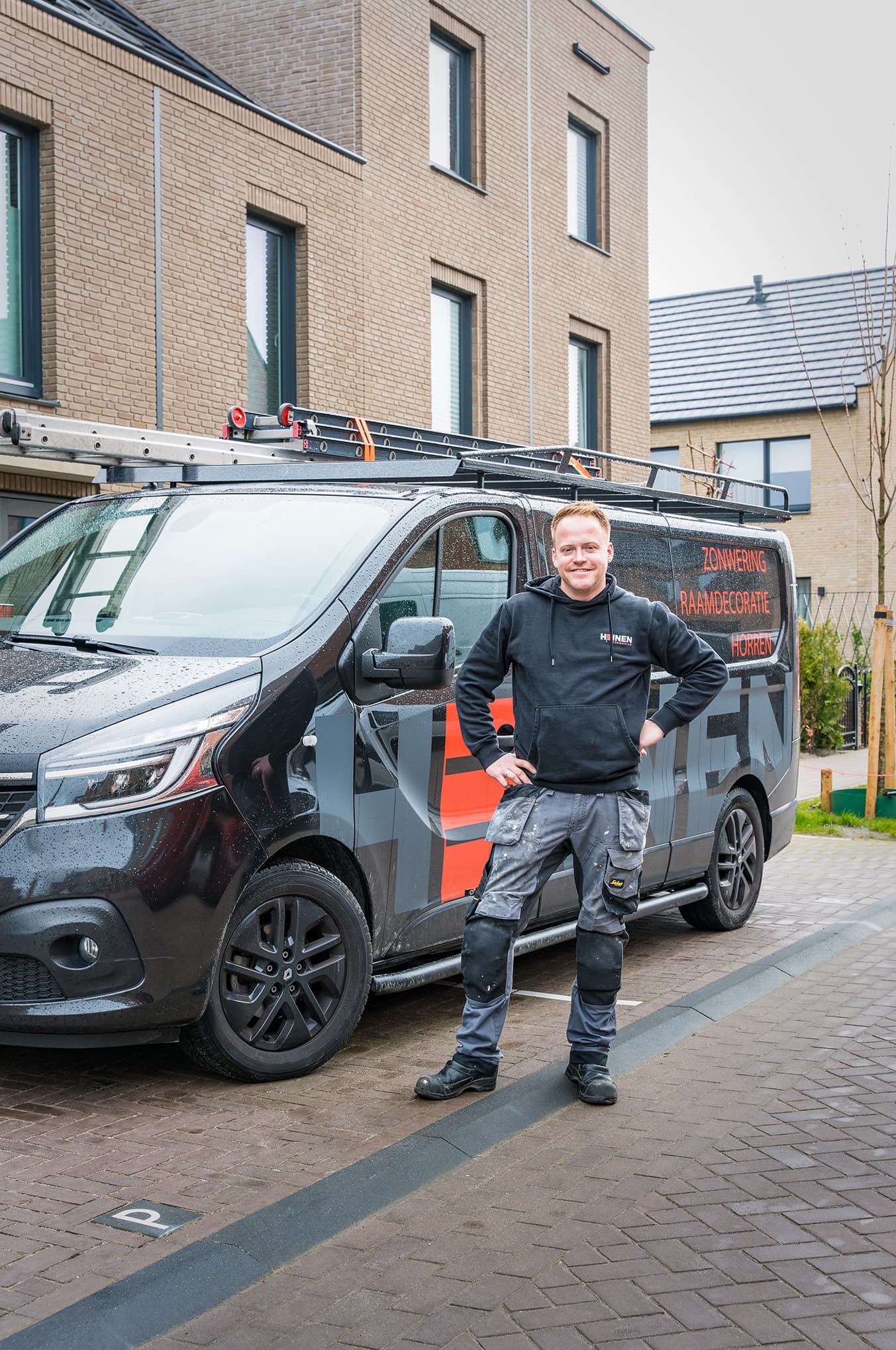 Monteur staat voor de bus van Heinen Zonwering